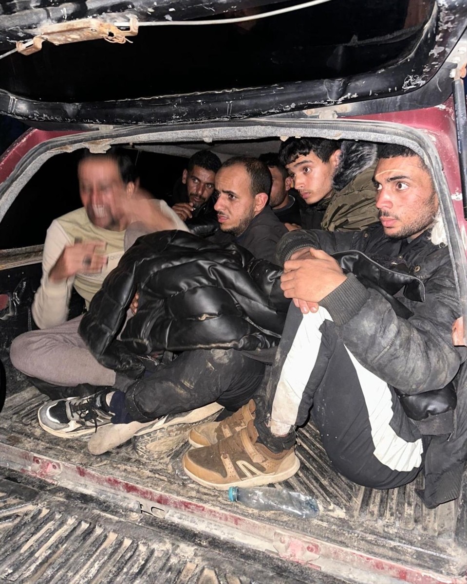 Edirne'de yasa dışı yollarla yurda giren 23 düzensiz göçmen yakalandı.