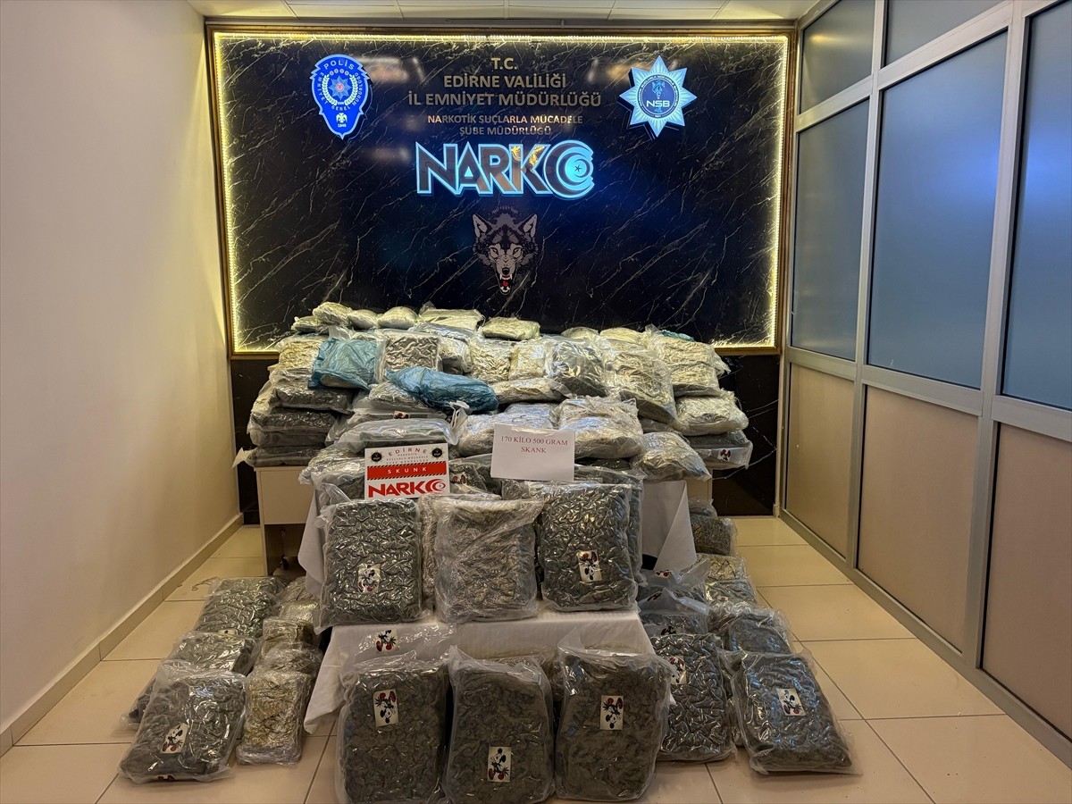 Edirne’de Kapıkule Gümrük Sahası’nda düzenlenen uyuşturucu operasyonunda 171 kilogram uyuşturucu...