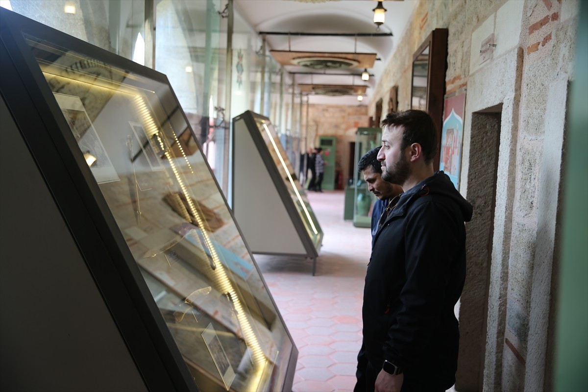 Edirne Türk İslam Eserleri Müzesi'ndeki silah teknolojisi sergisini gezenler, silahların binlerce...