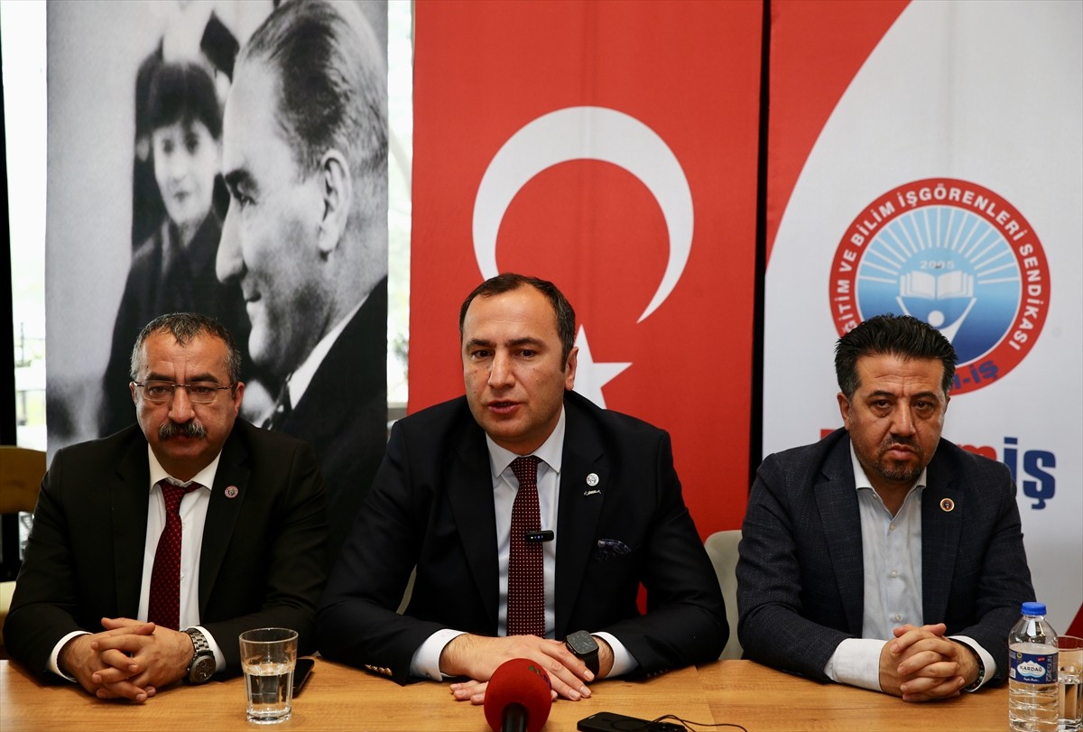 Eğitim ve Bilim İşgörenleri Sendikası (Eğitim-İş) Genel Başkanı Kadem Özbay (ortada), Giresun...