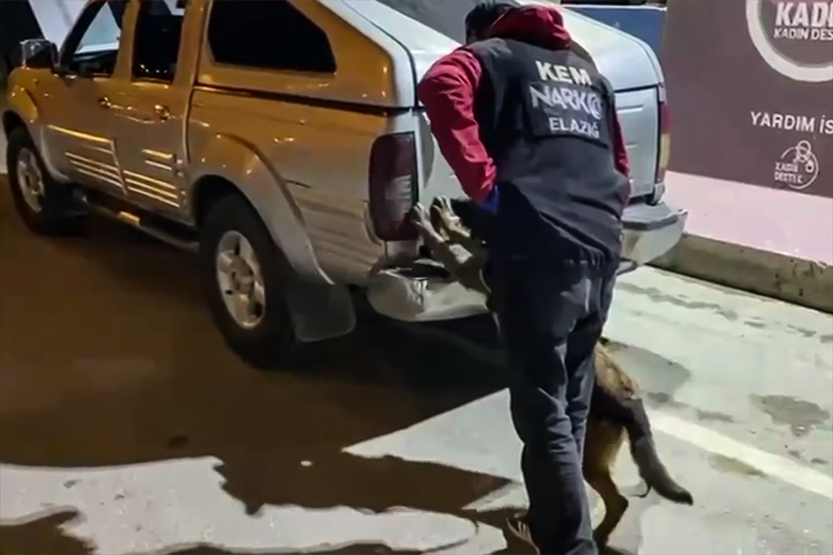 Elazığ'da bagaj kapağında 5 kilogram uyuşturucu ele geçirilen pikabın sürücüsü...