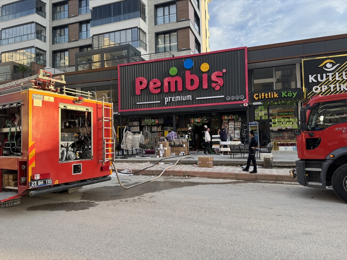 Elazığ'da ev eşyası satan bir mağazada çıkan yangın itfaiye ekiplerince söndürüldü.