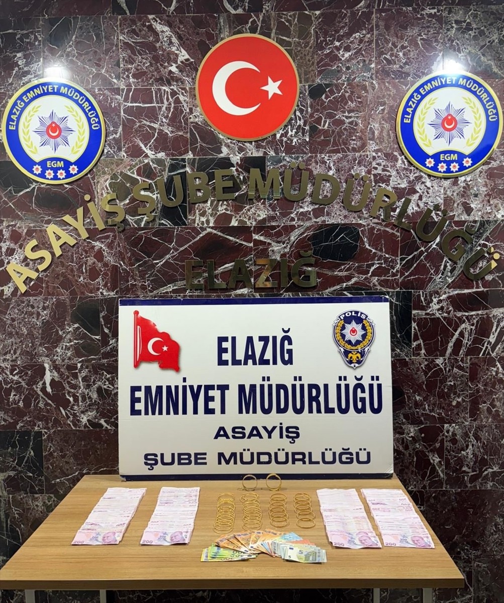 Elazığ'da kuyumculara sahte altın satarak dolandırıcılık yaptığı iddiasıyla gözaltına alınan 4...