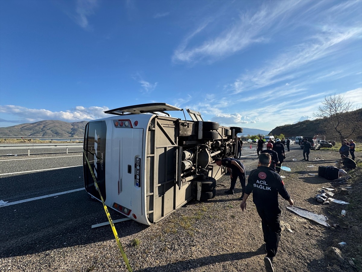 Elazığ'da midibüsün devrilmesi sonucu 22 kişi yaralandı.