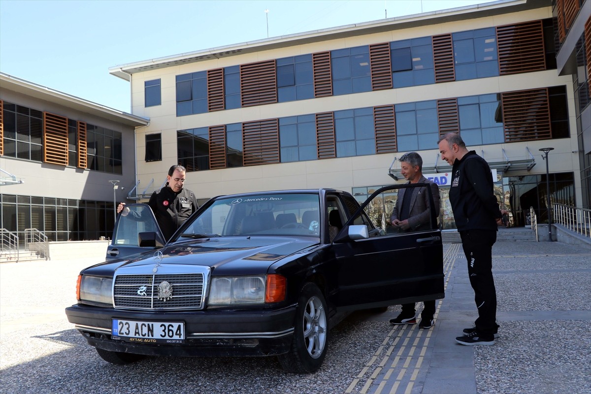 Elazığ'da yaşayan 49 yaşındaki Hacı Bahçeci, kendisi için manevi değeri yüksek otomobilini Gazze...