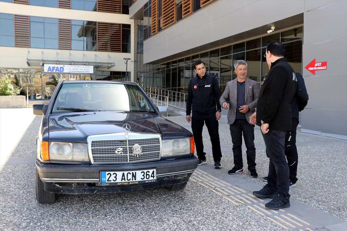 Elazığ'da yaşayan 49 yaşındaki Hacı Bahçeci, kendisi için manevi değeri yüksek otomobilini Gazze...