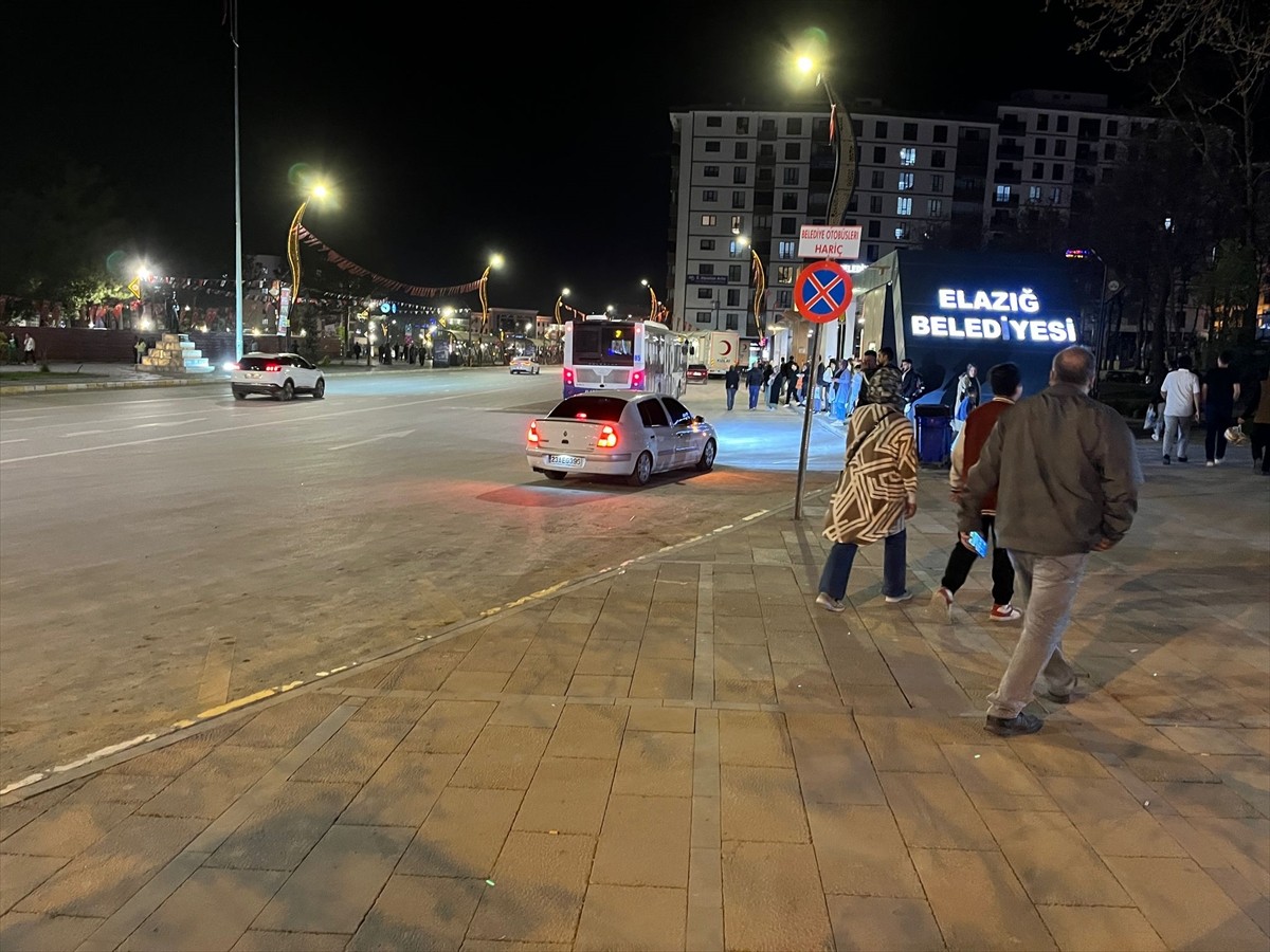 Elazığ'ın Sivrice ilçesinde saat 21.09'da 4,9 büyüklüğünde deprem meydana geldi. 