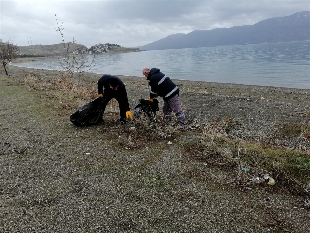 Elazığ İl Özel İdaresi ekipleri, Hazar Gölü kıyısında çevre temizliği yaptı. Çalışmada, plastik...