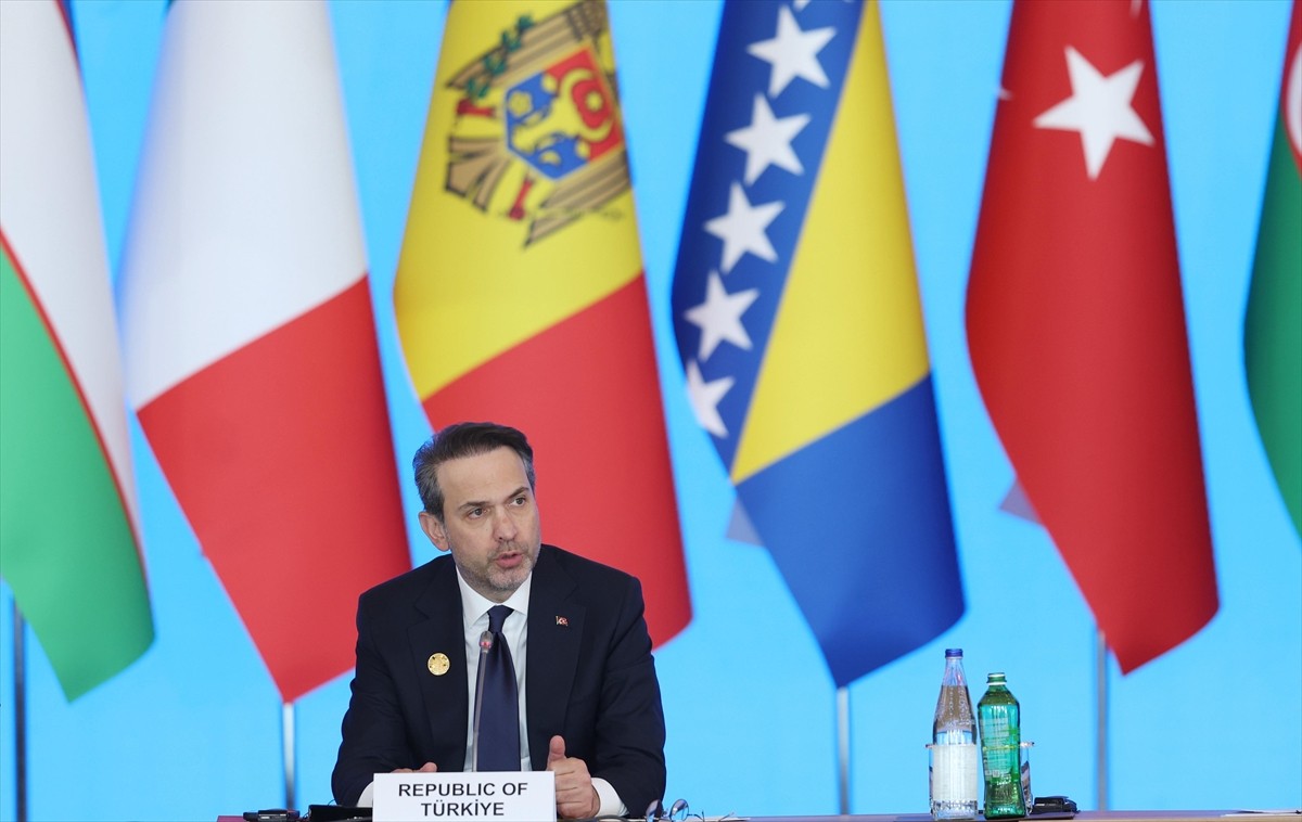 Enerji ve Tabii Kaynaklar Bakanı Alparslan Bayraktar (sağda), Bakü'de düzenlenen Güney Gaz...