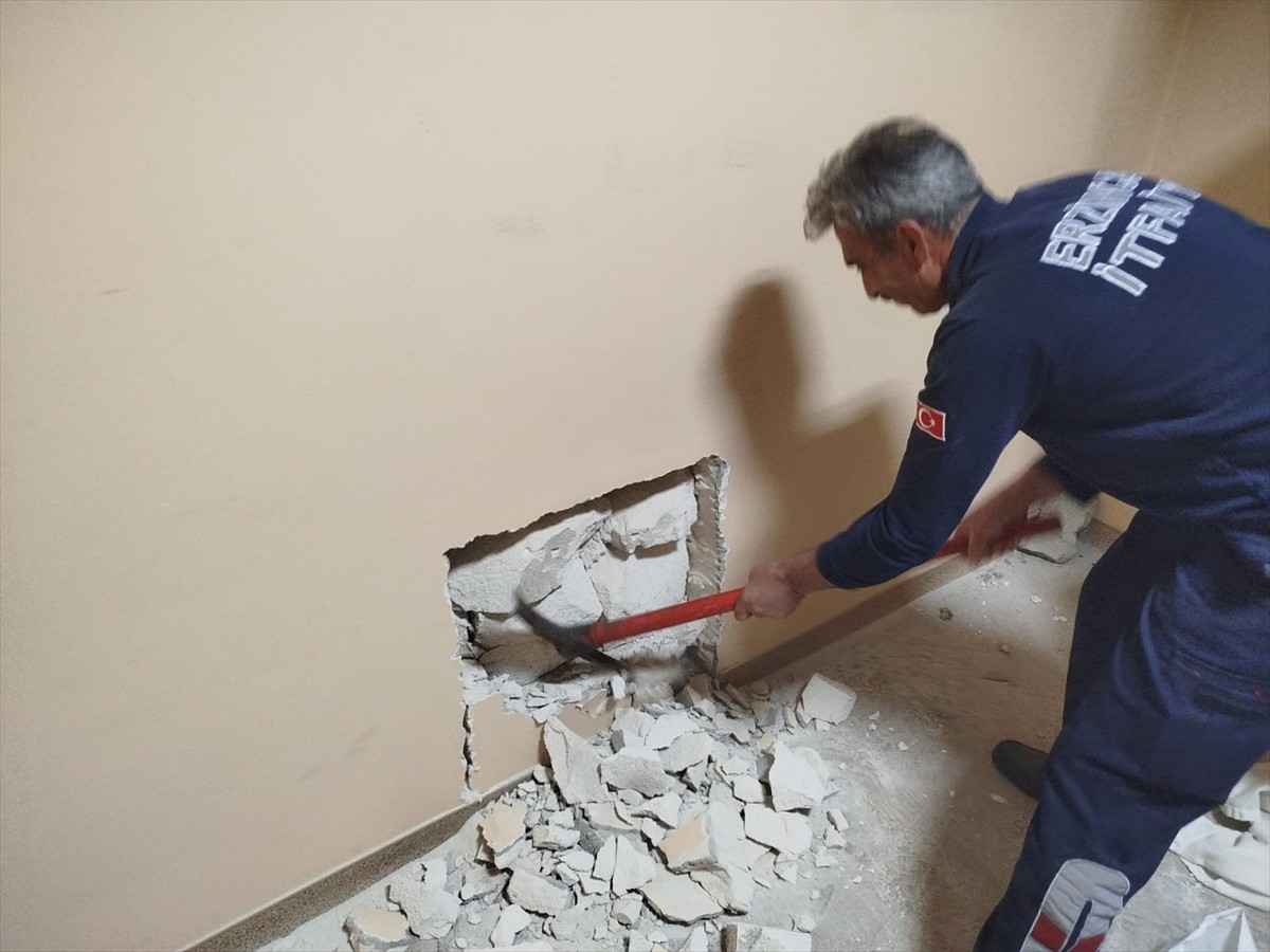 Erzincan'da hastanenin havalandırma boşluğuna düşen kedi, itfaiye ekipleri tarafından kurtarıldı....