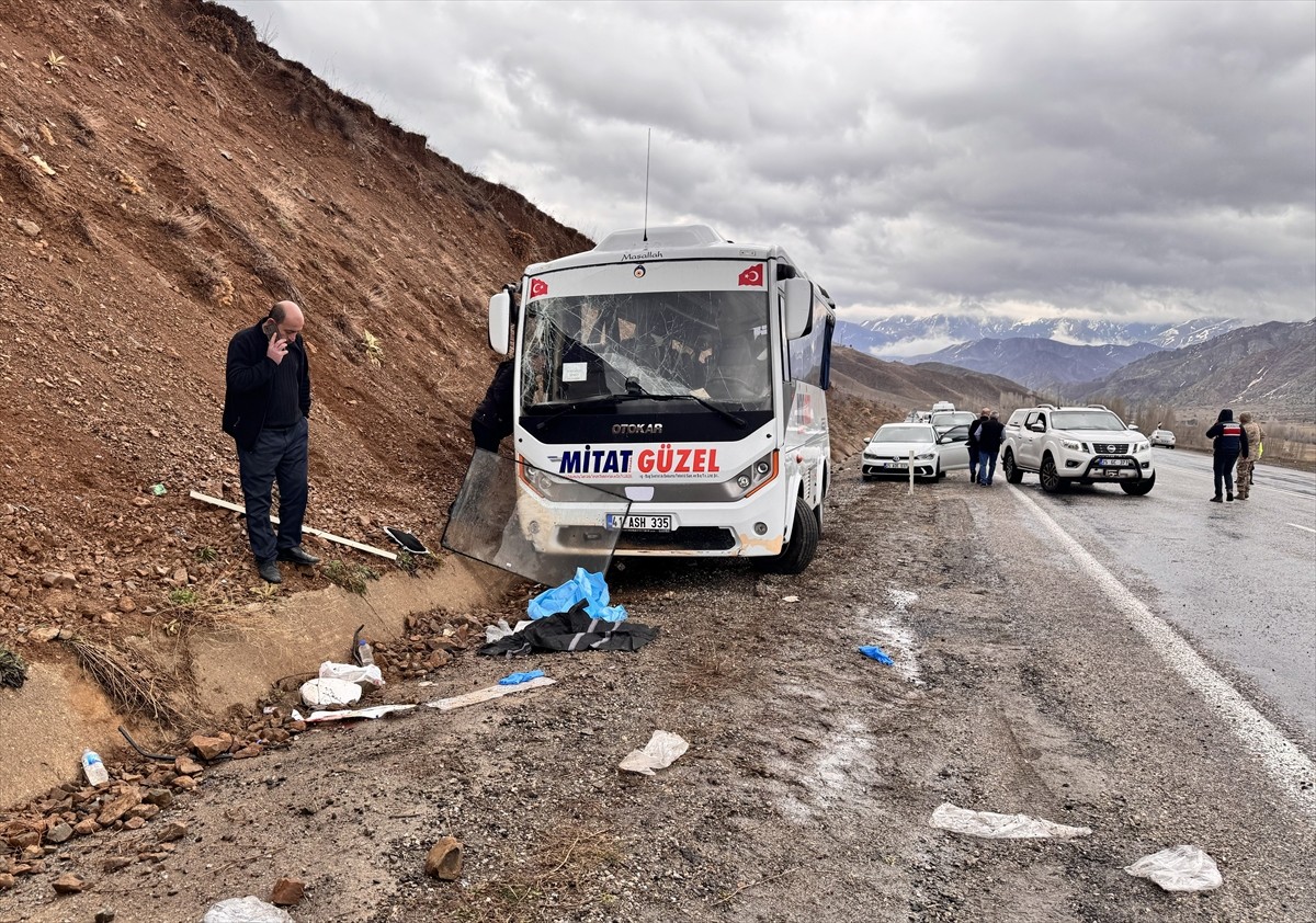 Erzurum'da bir fabrikanın servis midibüsü yamaca çarparak durabildi, 1 kişi öldü, 16 kişi...