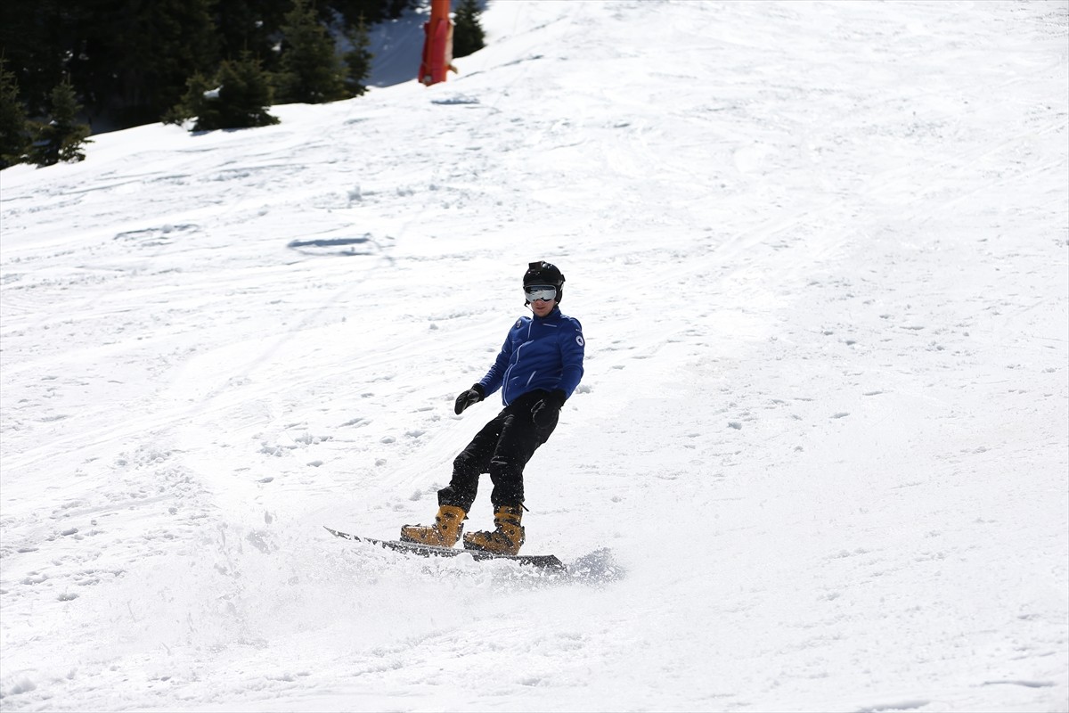 Erzurum'da düzenlenen "Okullar Arası Kayak Türkiye Şampiyonası"nda dereceler elde eden Bursalı...