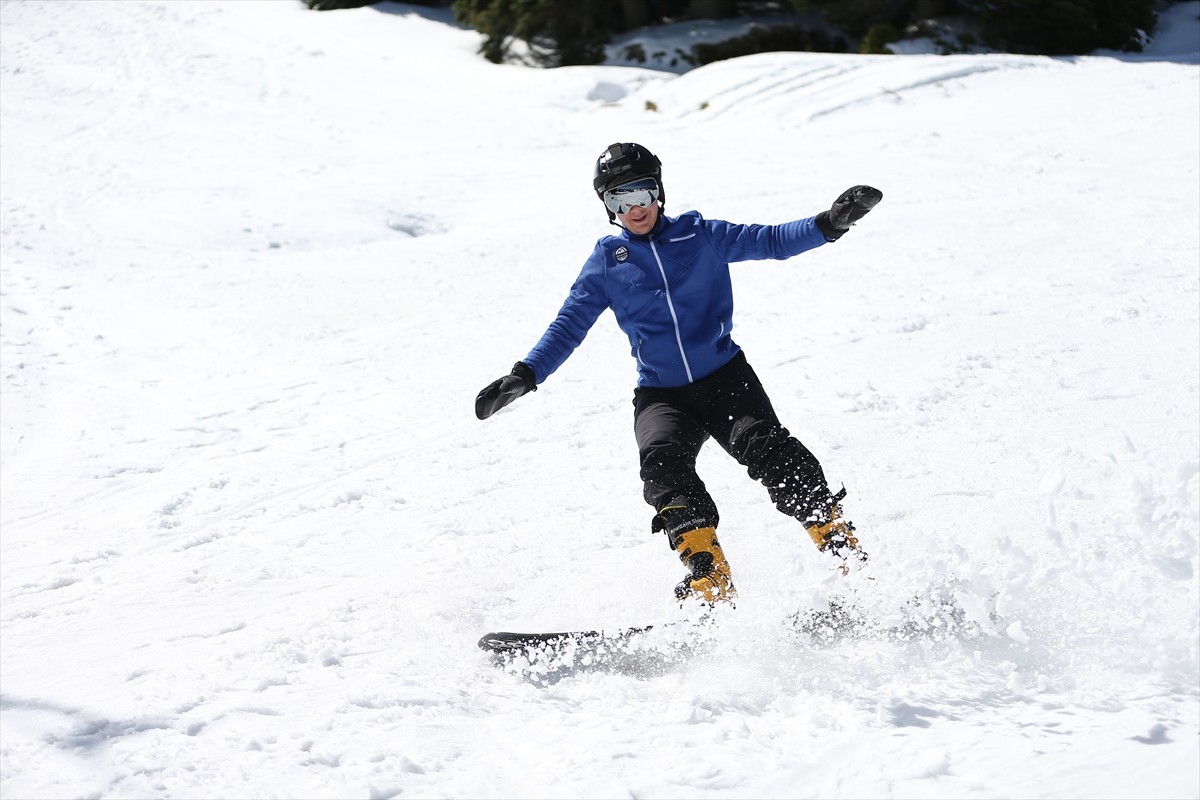 Erzurum'da düzenlenen "Okullar Arası Kayak Türkiye Şampiyonası"nda dereceler elde eden Bursalı...