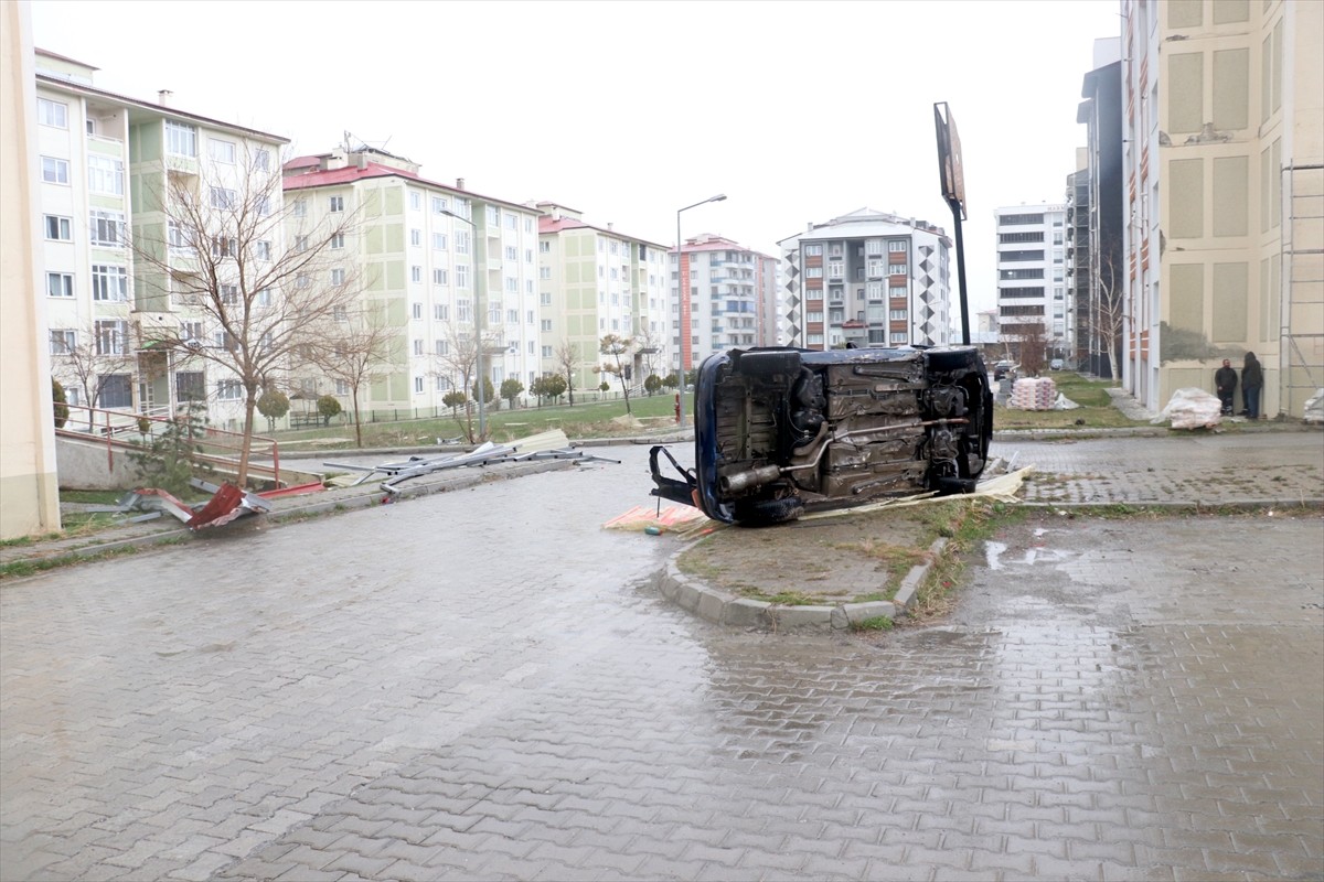 Erzurum'da, kuvvetli rüzgar sonucu çok sayıda binanın çatısı uçtu, araçlarda hasar oluştu.