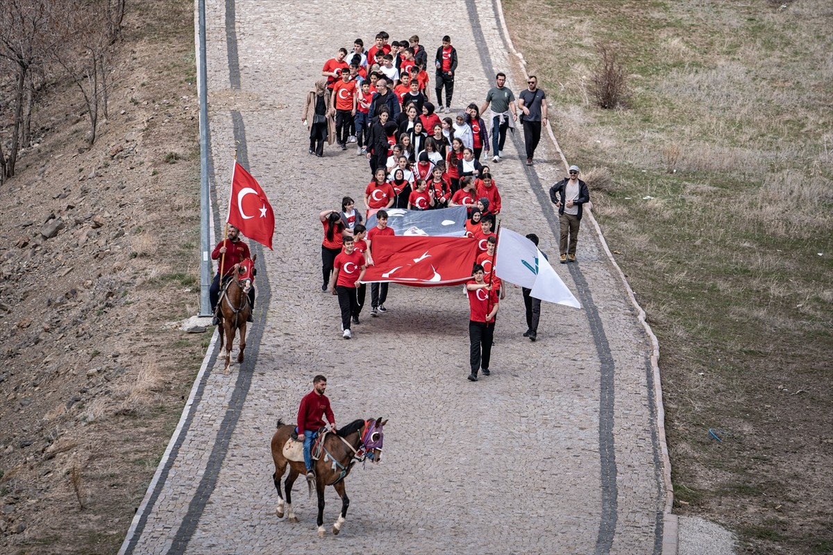 Erzurum'da ortaokul öğrencileri, şehitleri anmak için ellerinde Türk bayraklarıyla ecdat yadigarı...