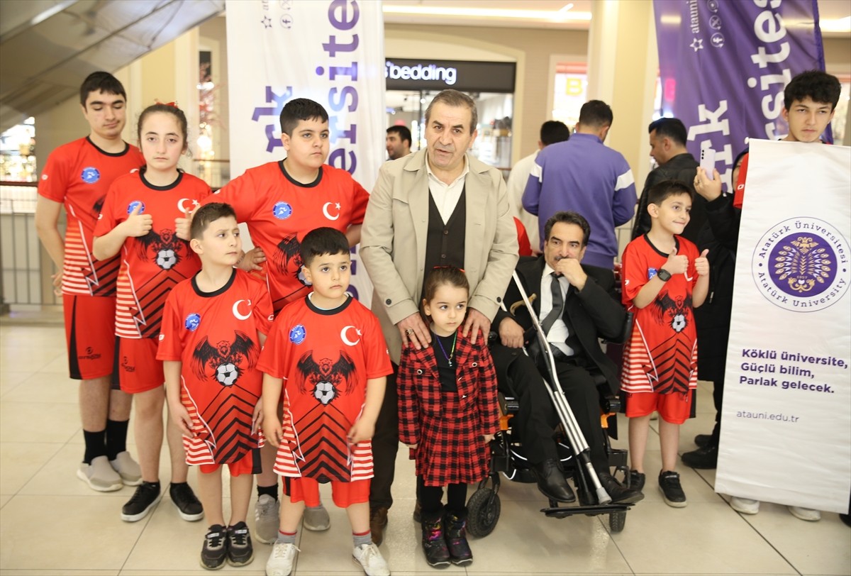 Erzurum'da otizmli çocuklar, "Sen istersen o bir engel değildir" temasıyla düzenlenen etkinlikte...