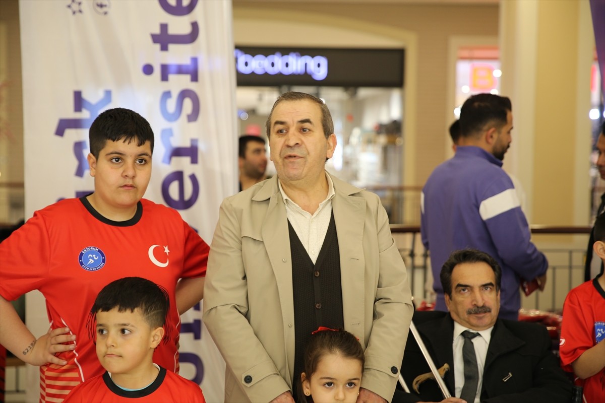 Erzurum'da otizmli çocuklar, "Sen istersen o bir engel değildir" temasıyla düzenlenen etkinlikte...