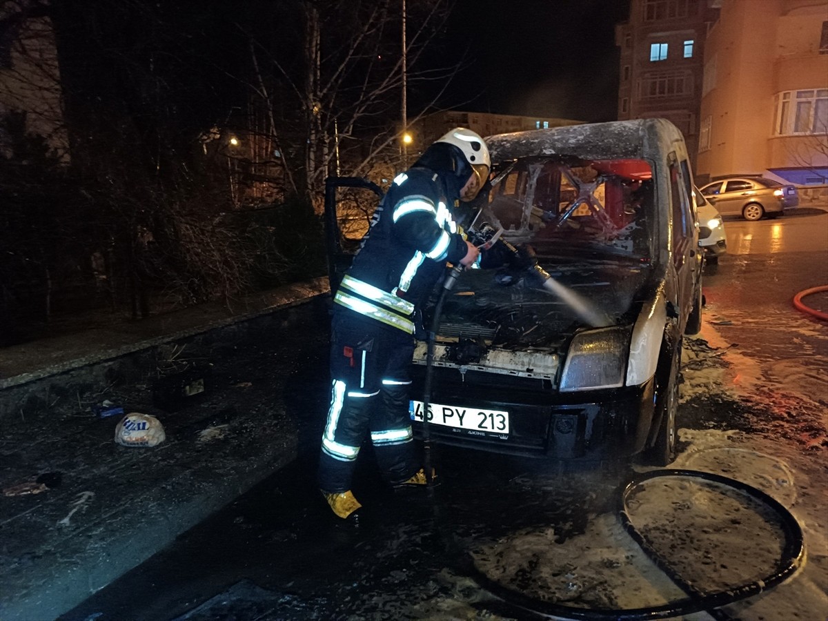 Erzurum'da park halindeyken yanan hafif ticari araç, kullanılamaz hale geldi. 