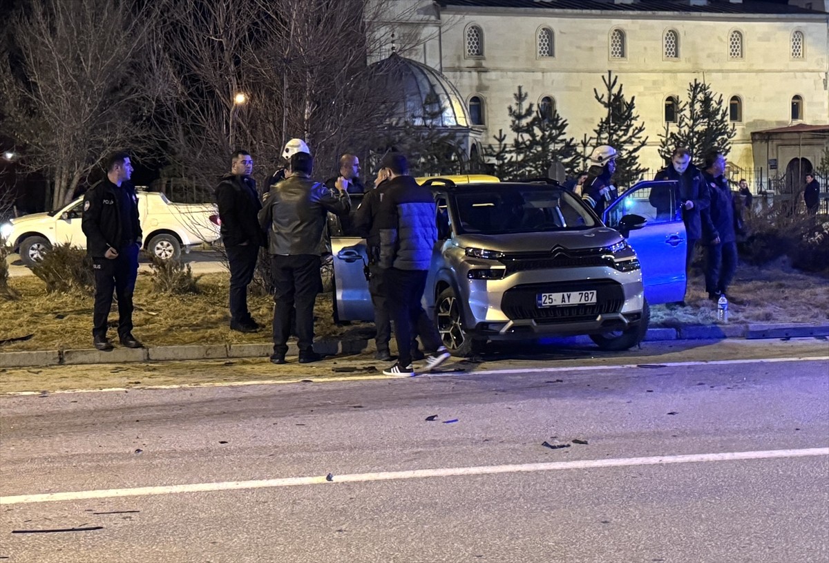 Erzurum'un Aziziye ilçesinde iki otomobilin çarpışması sonucu 2'si ağır 6 kişi yaralandı.