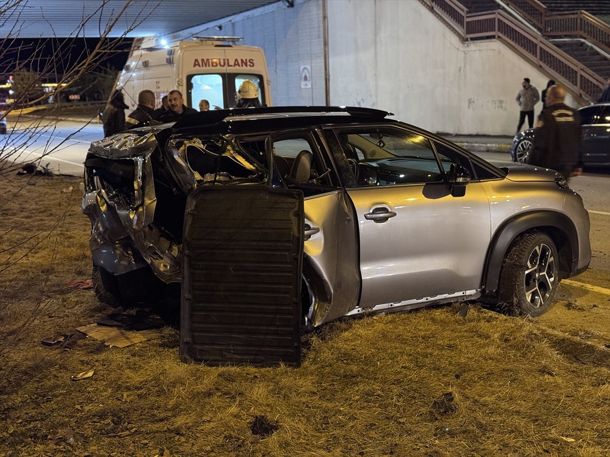 Erzurum'un Aziziye ilçesinde iki otomobilin çarpışması sonucu 2'si ağır 6 kişi yaralandı.