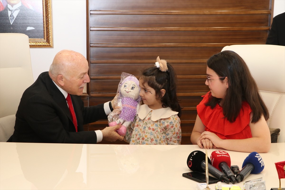 Erzurum Büyükşehir Belediye Başkanı Mehmet Sekmen'in (solda), 23 Nisan Ulusal Egemenlik ve Çocuk...