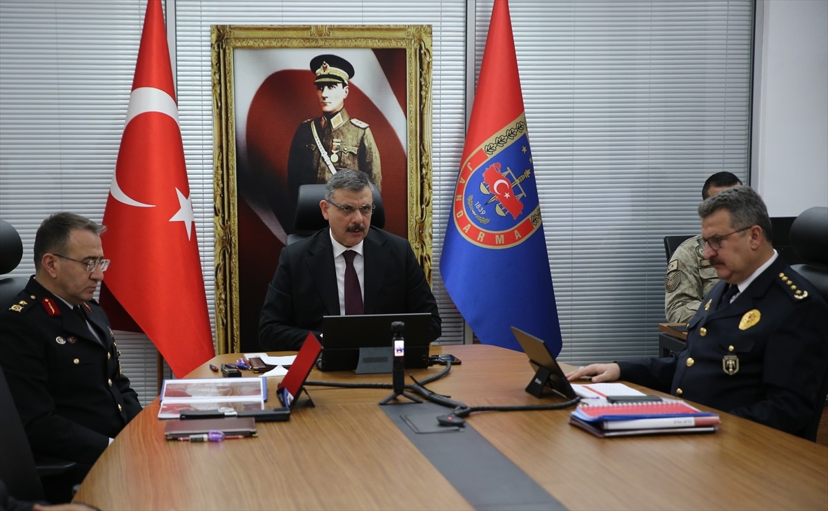 Erzurum Valisi Mustafa Çiftçi (ortada) Erzurum Emniyet Müdürlüğü'nde "Asayiş ve Güvenlik...