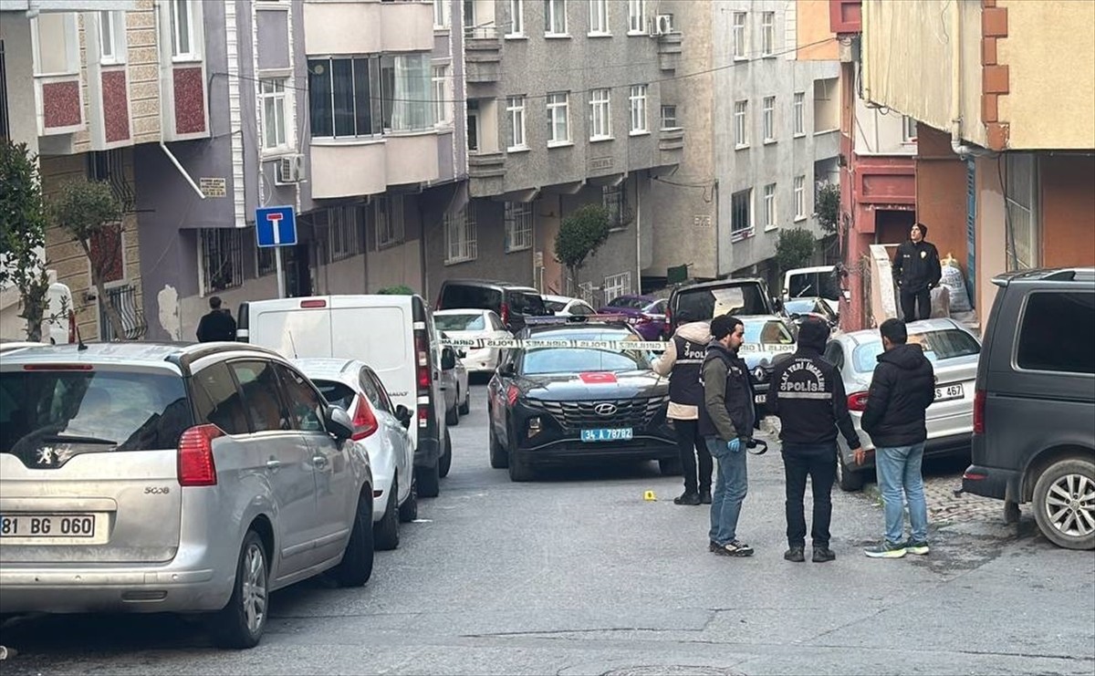 Esenler'de boşanmak isteyen eşini bıçaklayarak öldüren şüpheli, intihar girişiminde...