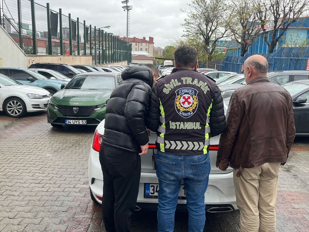 Esenyurt'ta trafiği tehlikeye düşüren sürücü ile yanındaki yolcuya cezai işlem uygulandı.