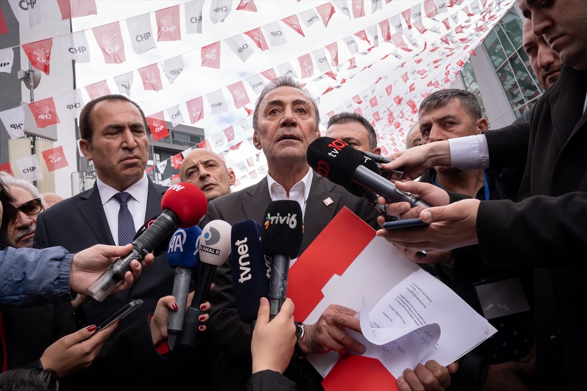 Eski CHP İstanbul Milletvekili ve oyuncu Berhan Şimşek (ortada), Yenimahalle Nazım Hikmet Kültür...