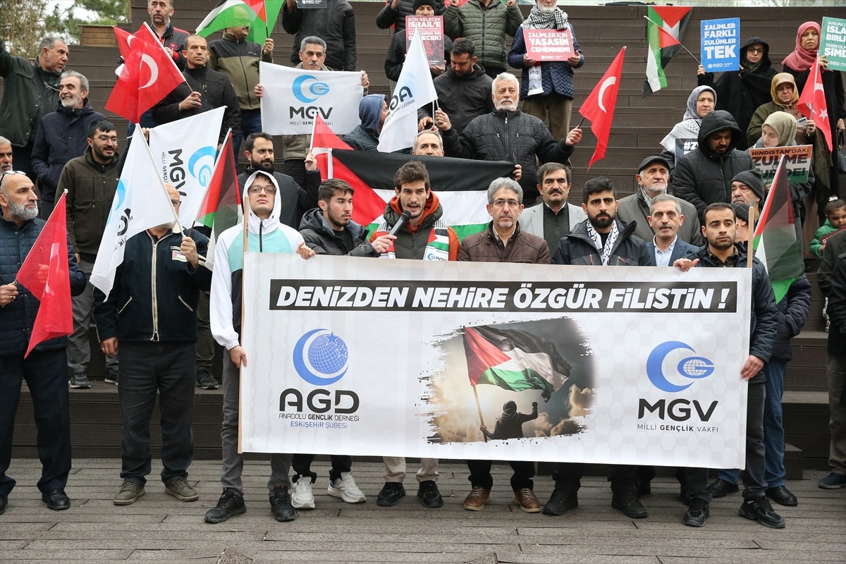 Eskişehir'de, Anadolu Gençlik Derneği Eskişehir Şubesi öncülüğünde Hamamyolu Yediler Parkı'nda...