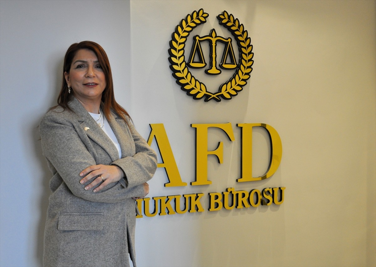 Eskişehir'de avukatlığın yanı sıra 2 yıldır Yeşilay Eskişehir Şube Başkanı olan Ayşe Fert Dökmeci...