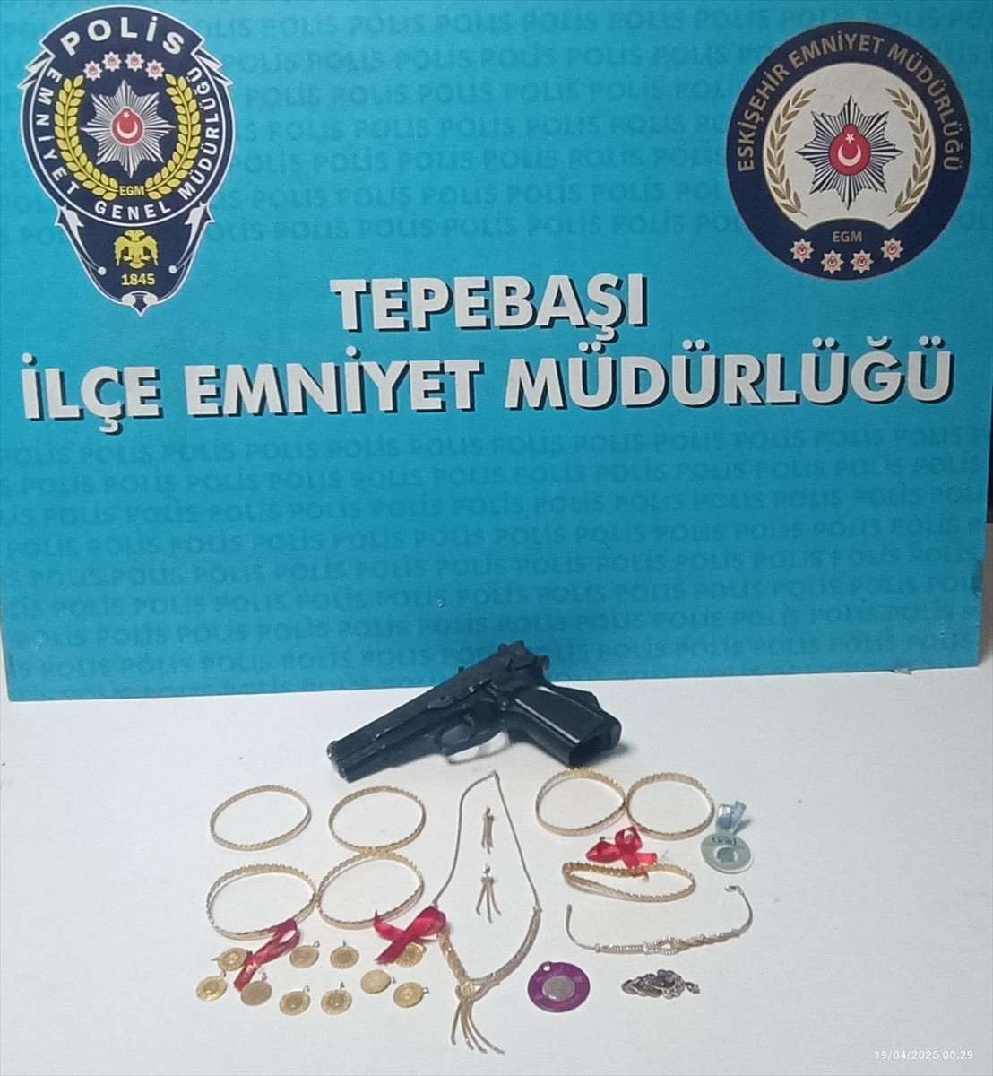 Eskişehir'de kendilerini telefonda kamu görevlisi olarak tanıtarak vatandaşları dolandırdıkları...