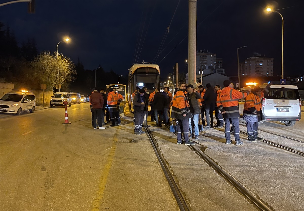 Eskişehir'in Odunpazarı ilçesinde, tramvayın belediyeye ait temizlik aracıyla çarpışması sonucu...