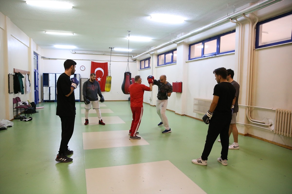 Eskişehir Osmangazi Üniversitesi (ESOGÜ) Tıp Fakültesinde öğrenim gören bir grup öğrenci, günün...