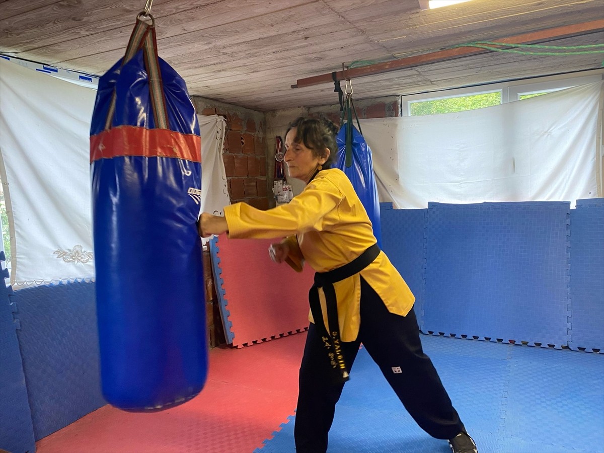  Estonya'da düzenlenen Avrupa Tekvando Poomsae Şampiyonası'nda üçüncü olan 74 yaşındaki milli...