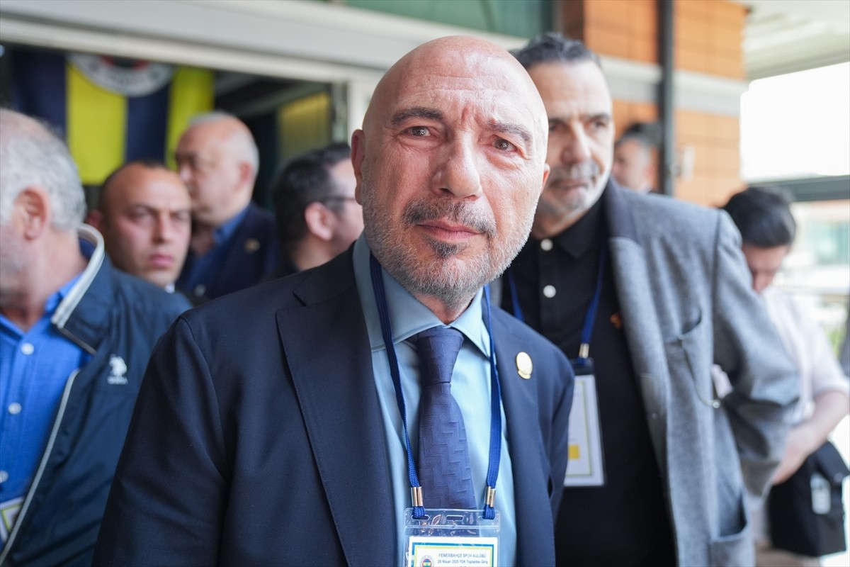 Fenerbahçe Kulübü Başkan Adayı Hakan Bilal Kutlualp, Kalamış'ta bulunan Fenerbahçe Faruk Ilgaz...