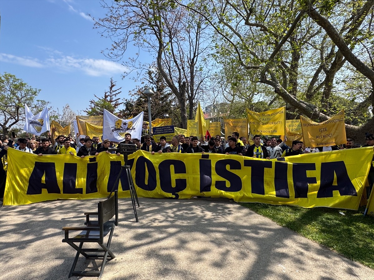 Fenerbahçeli taraftarlar, Yüksek Divan Kurulu toplantısı sırasında başkan Ali Koç ve yönetim...