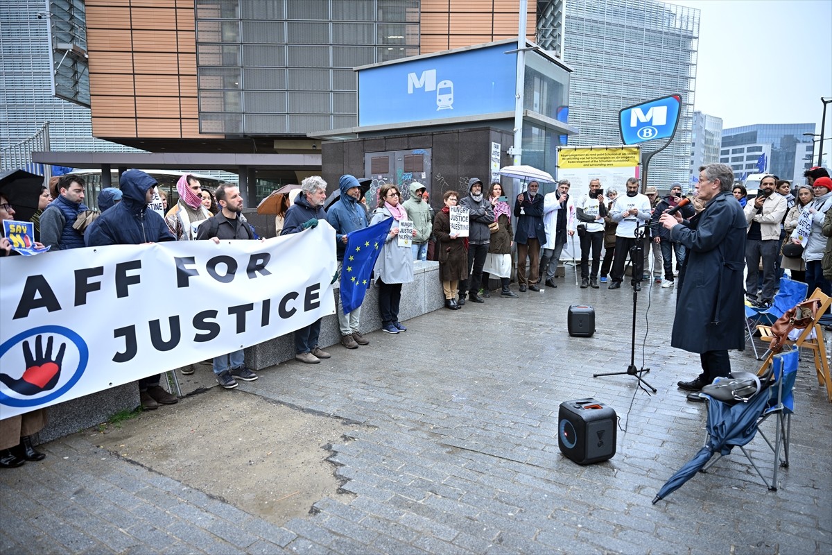 Fransa'da 25 gündür "Filistin'de adalet" için açlık grevi yapan göstericiler, Brüksel'de Avrupa...