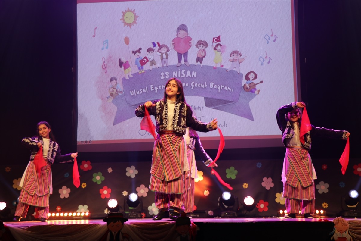 Fransa'nın başkenti Paris'in banliyösü Epinay-sur-Seine'de 23 Nisan Ulusal Egemenlik ve Çocuk...