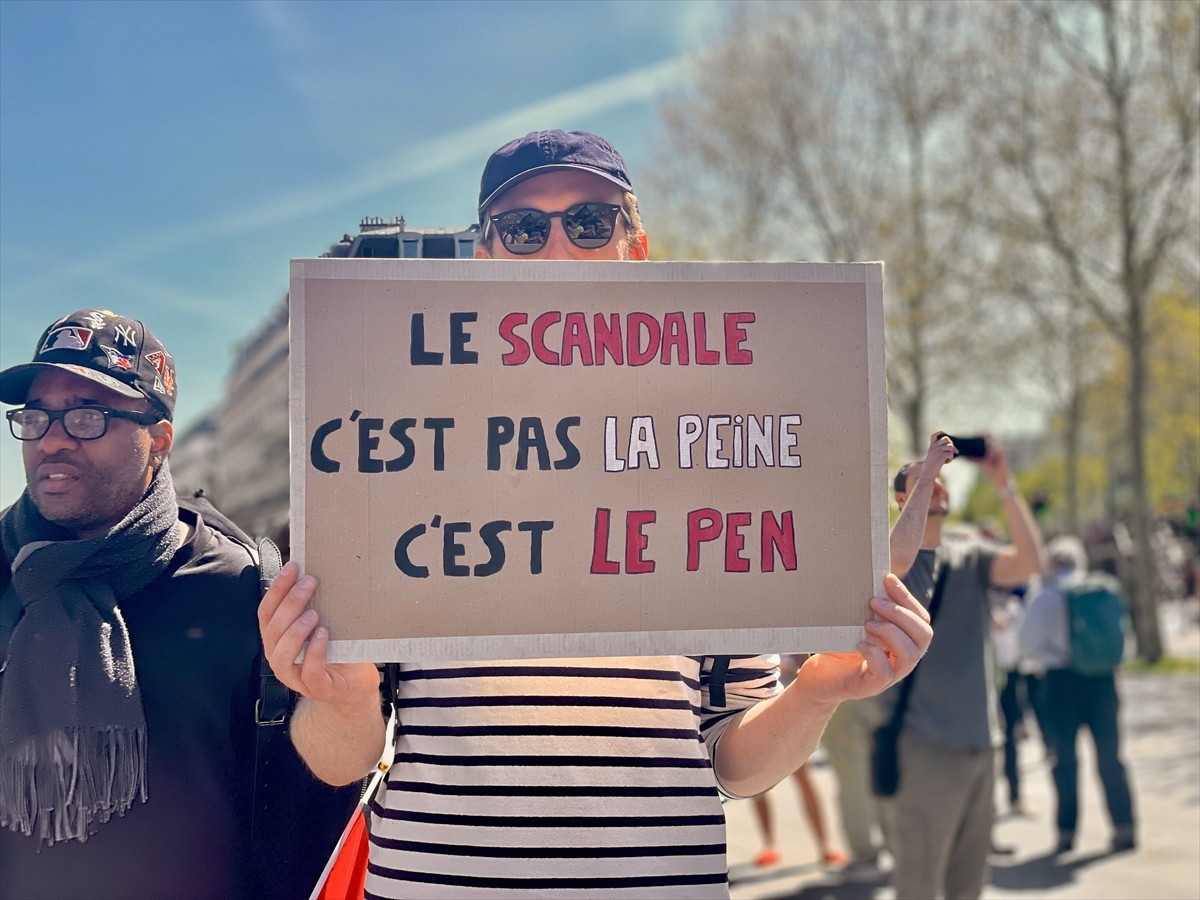 Fransa'nın başkenti Paris'te, aşırı sağa karşı gösteri gerçekleştirildi. Aşırı solcu Boyun Eğmeyen...