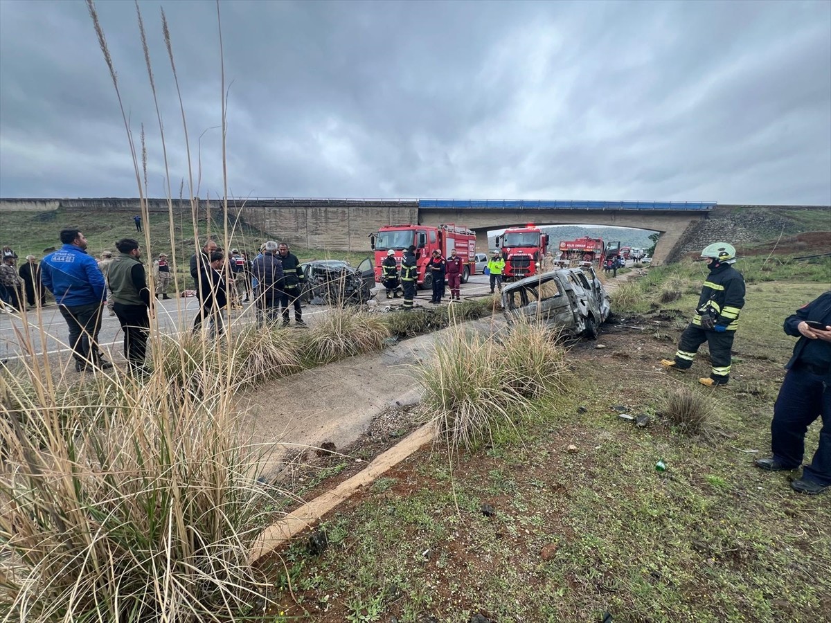 Gaziantep'in İslahiye ilçesinde otomobille hafif ticari aracın çarpışması sonucu 2 kişi hayatını...