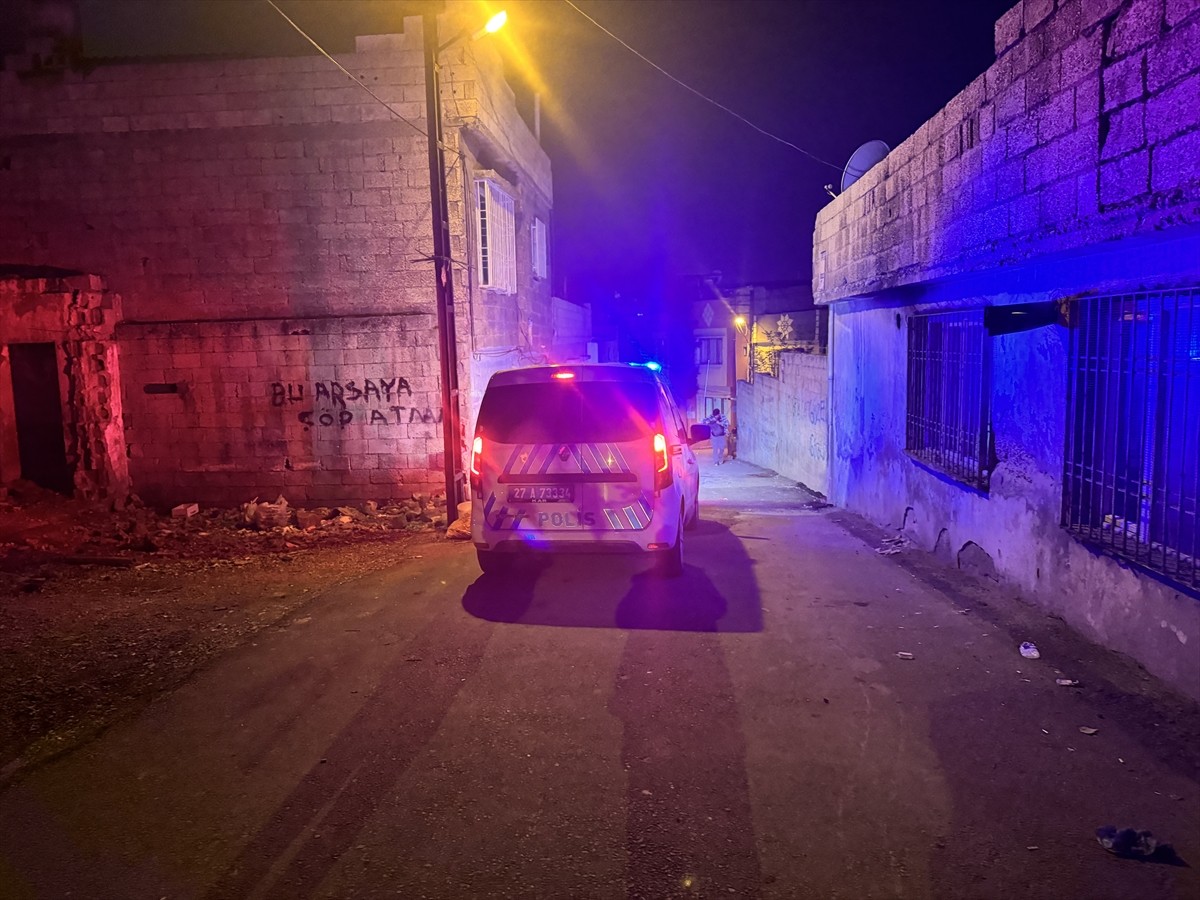 Gaziantep'in Şahinbey ilçesinde çıkan silahlı kavgada 1 kişi yaşamını yitirdi. Ekipler olay...