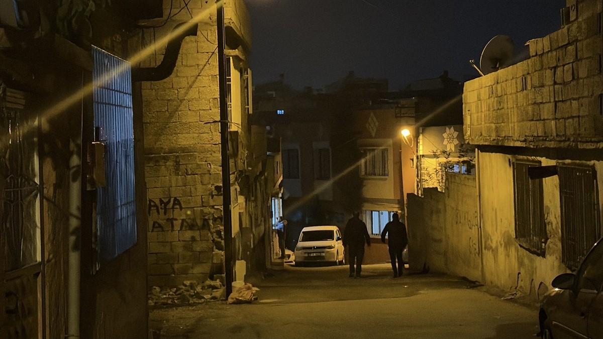 Gaziantep'in Şahinbey ilçesinde çıkan silahlı kavgada 1 kişi yaşamını yitirdi. Ekipler olay...