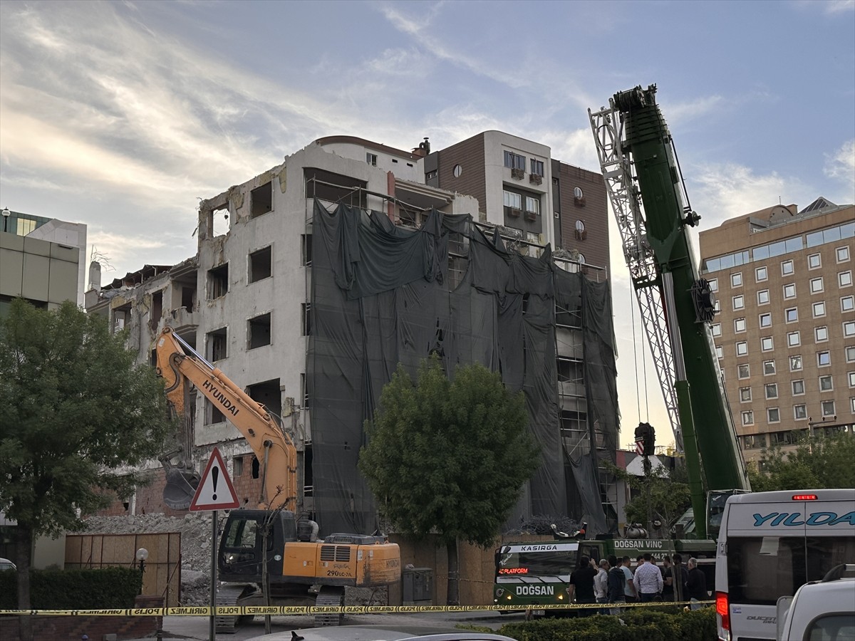 Gaziantep'in Şehitkamil ilçesinde ağır hasarlı bina yıkımında 6. katta çökme oldu.