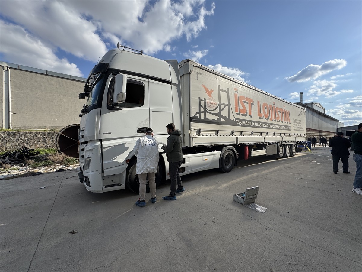Gaziantep'te tırın çarptığı çocuk yaşamını yitirdi. Polis ekipleri kaza mahallinde çalışma...