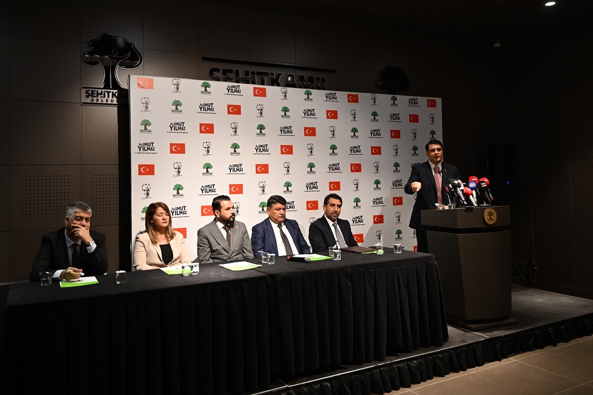 Gaziantep Şehitkamil Belediye Başkanı Umut Yılmaz (sağda), Şehitkamil Sanat Merkezi'nde basın...