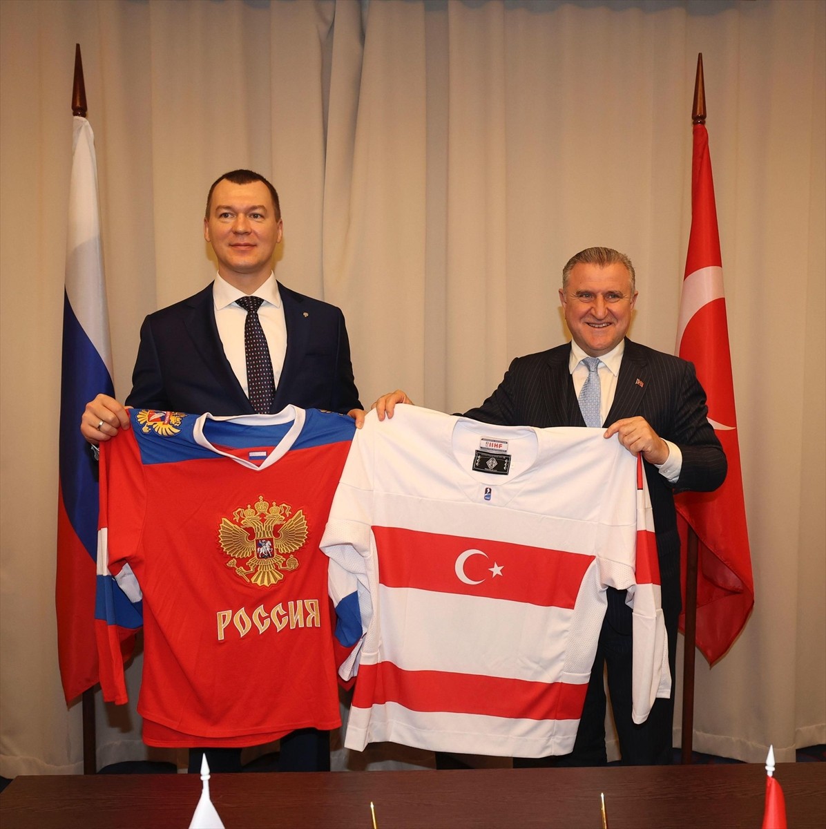 Gençlik ve Spor Bakanı Osman Aşkın Bak (sağda), Rusya Federasyonu Spor Bakanı Mikhail Degtyarev...