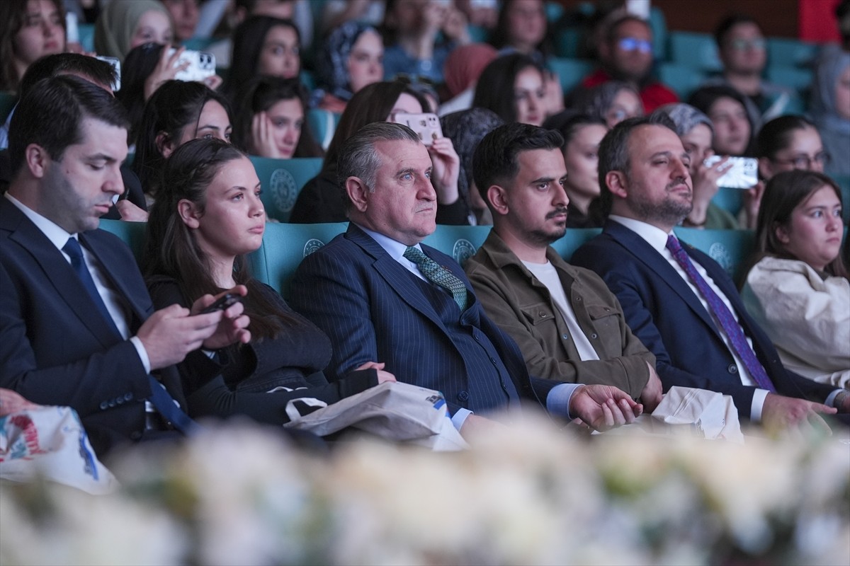 Gençlik ve Spor Bakanı Osman Aşkın Bak (sol 3), "Gençler Bakanlığında" programı kapsamında...