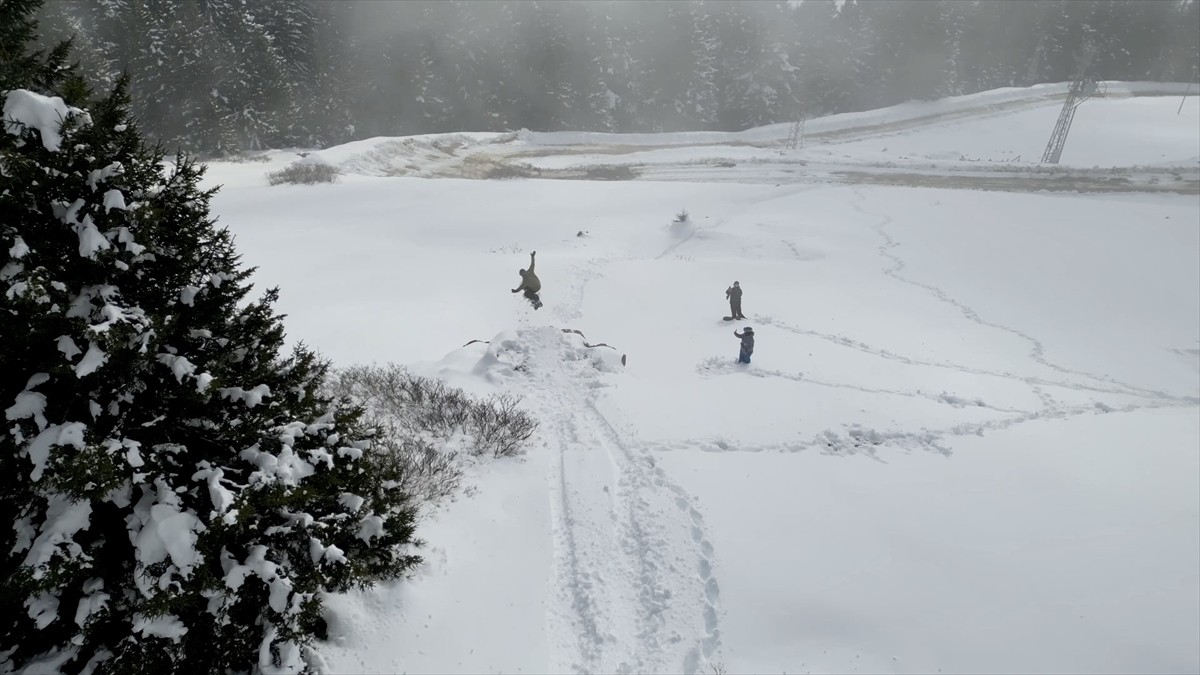 Giresun'un Kümbet Yaylası'nda kar yağışı sonrası snowboard etkinliği yapıldı. İlkbaharda yağan...