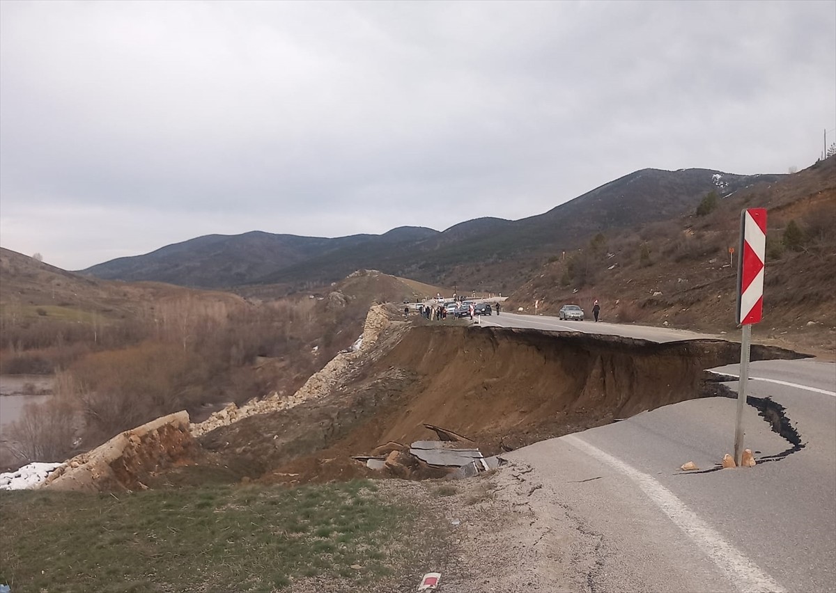 Gümüşhane'nin Kelkit ilçesinde toprak kayması nedeniyle çökme meydana gelen yol, çift yönlü olarak...